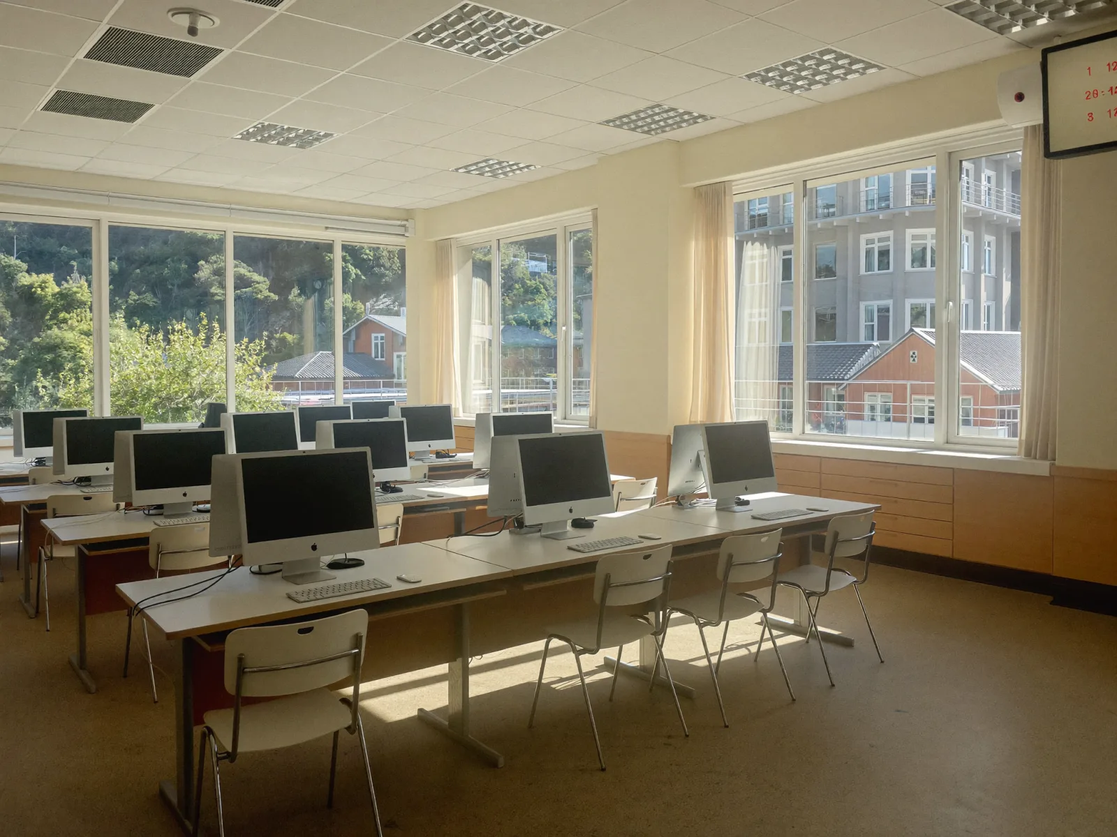 PLACEHOLDER — Aula informàtica (substituir per foto real)